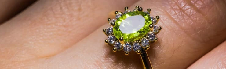 Ring with peridot gemstone