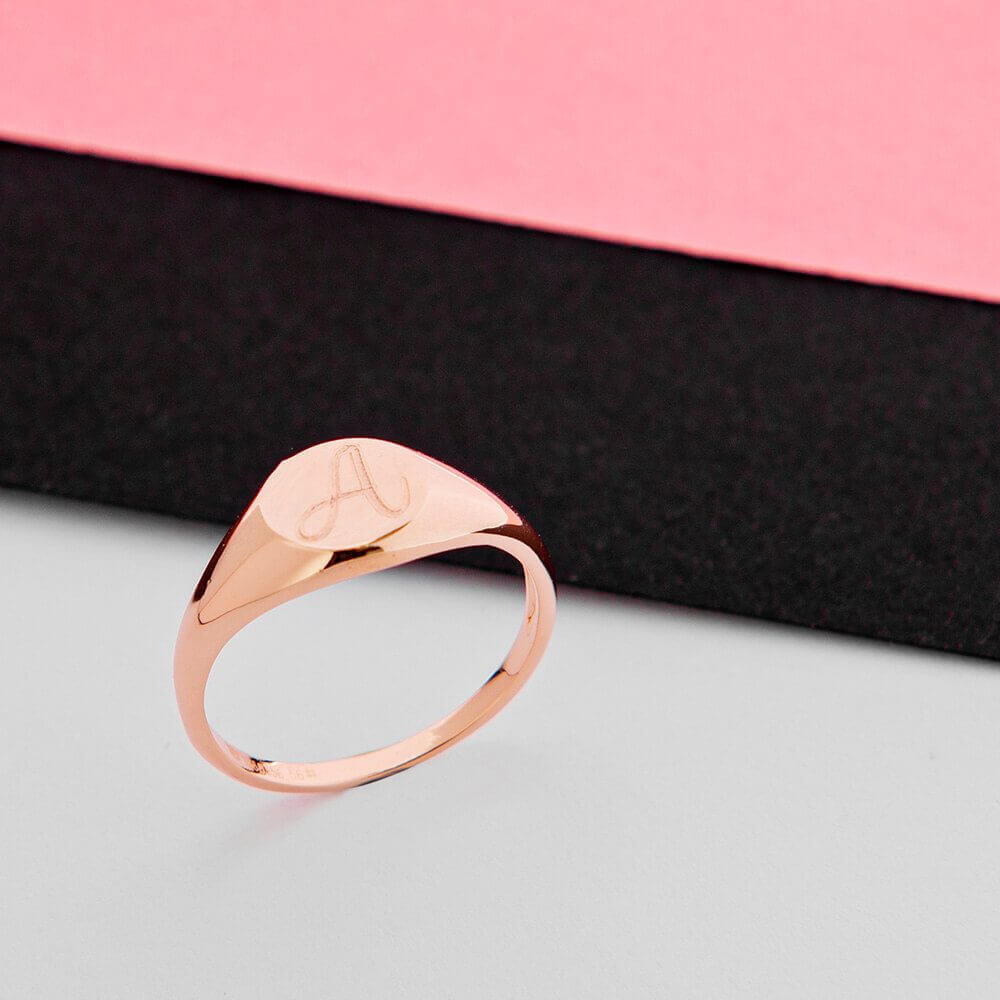 Oval Signet Initial Ring in Sterling Silver 925, 18K Rose Gold Plating, and 18K Yellow Gold Plating.
