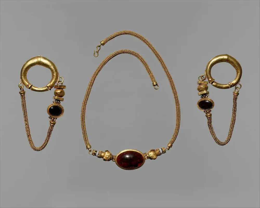 Gold, garnet, and agate necklace and earrings, Greek, 1st century BCE