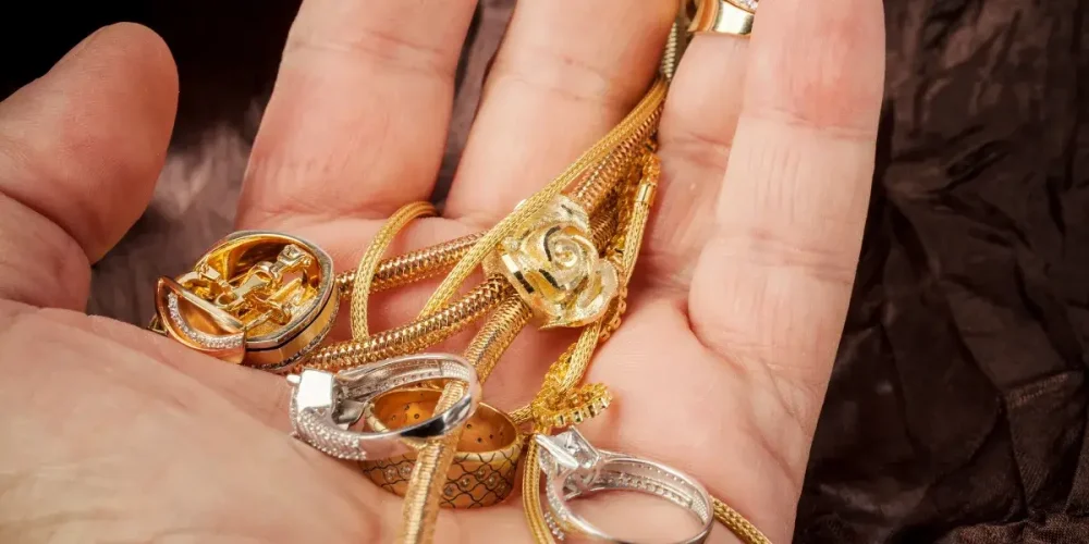 Can you mix silver and gold jewelry